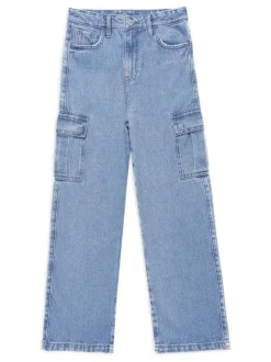 Jean bleu avec une coupe droite et des passants pour ceinture
