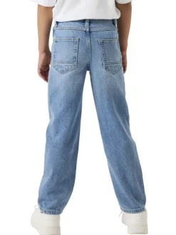 Jean bleu uni avec une coupe droite et des passants pour ceinture