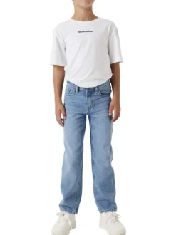 Jean bleu uni avec une coupe droite et des passants pour ceinture