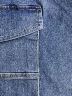 Jean cargo bleu délavé avec une coupe slim fit et une taille mi-haute