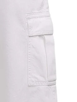 Jean en coton blanc uni avec une coupe droite et un patch de la marque