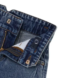 Jean en coton bleu chiné avec une coupe mom et des surpiqûres contrastantes
