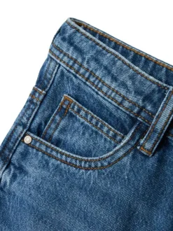 Jean en coton bleu uni pourvu d'une coupe droite et de multiples poches