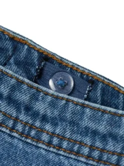 Jean en coton bleu uni pourvu d'une coupe droite et de multiples poches