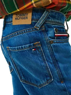 Jean en coton indigo coupe slim avec le patch de la marque à l'arrière