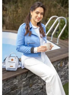 Jean blanc uni avec une coupe bootcut et une ceinture à boucle dorée