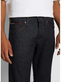 Jean bleu avec une coupe ajustée et une fermeture zippée boutonnée