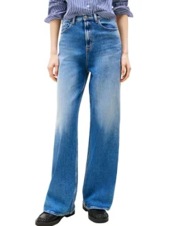 Jean bleu avec une coupe bootcut et des passants pour ceinture