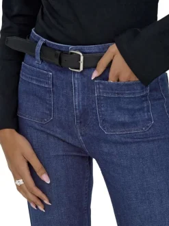 Jean bleu brut uni en coton avec une coupe bootcut et ourlet large