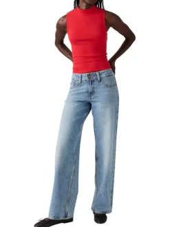 Jean bleu clair uni avec une coupe bootcut et multiples poches plaquées