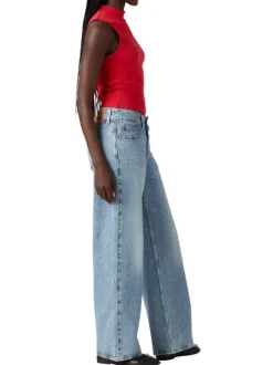 Jean bleu clair uni avec une coupe bootcut et multiples poches plaquées