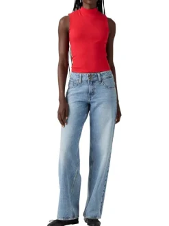 Jean bleu clair uni avec une coupe bootcut et multiples poches plaquées