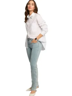 Jean bleu denim uni avec fermeture bouton et zip et poches plaquées