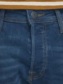 Jean bleu délavé avec une coupe droite et une fermeture zippée boutonnée