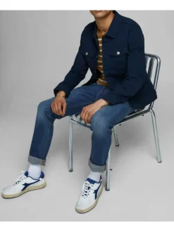 Jean bleu délavé avec une coupe droite et une fermeture zippée boutonnée