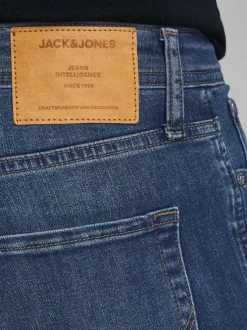 Jean bleu effet délavé à style 5 poches et une coupe regular fit