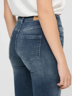 Jean bleu en coton avec une coupe skinny et étiquette d'authentification