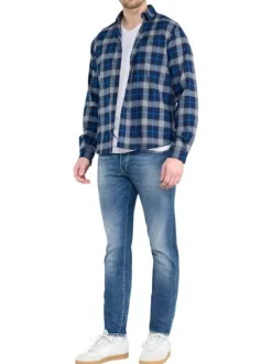 Jean bleu fermé par deux boutons délavé avec une coupe slim fit