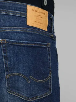 Jean bleu marine effet délavé à style 5 poches avec une coupe slim