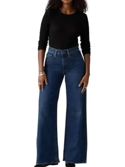 Jean bleu uni avec une coupe bootcut et multiples poches plaquées