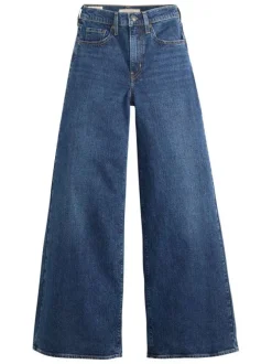 Jean bleu uni avec une coupe bootcut et multiples poches plaquées