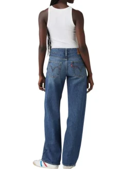 Jean bleu uni avec une coupe bootcut et multiples poches plaquées