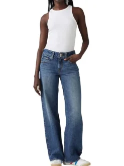 Jean bleu uni avec une coupe bootcut et multiples poches plaquées