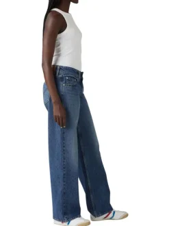 Jean bleu uni avec une coupe bootcut et multiples poches plaquées