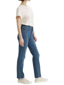 Jean 724 bleu uni avec une coupe slim une taille haute et des passants