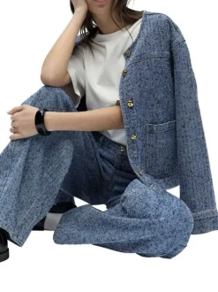 Jean bleu uni pourvu d'une coupe bootcut et d'un taille intermédiaire