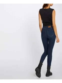 Jean brut avec une coupe slim et 4 poches