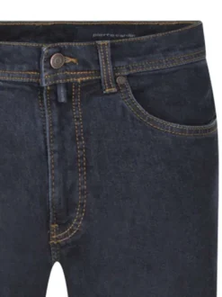 Jean brut uni avec une coupe droite et deux poches plaquées à l'arrière