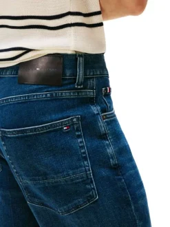 Jean Denton en coton indigo coupe droite avec un patch de la marque à l'arrière