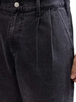 Jean en coton anthracite légèrement délavé avec une des pinces à l'avant