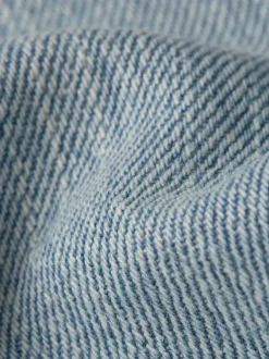 Jean en coton bleu avec des passants à la taille et une coupe droite