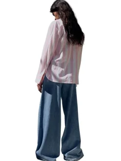 Jean en coton bleu avec une coupe droite et des passants pour ceinture