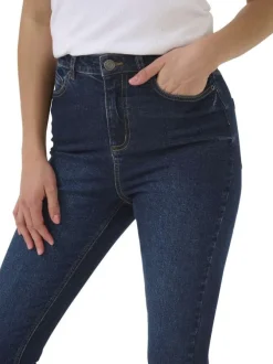 Jean en coton bleu brut délavé avec une coupe slim et 5 poches