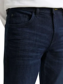 Jean en coton bleu brut légèrement délavé avec une coupe slim