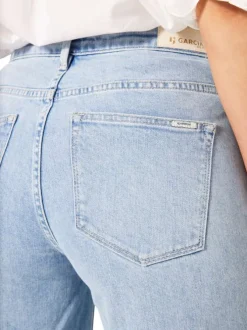 Jean en coton bleu ciel uni pourvu d'une coupe bootcut et d'une taille haute