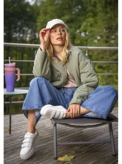 Jean en coton bleu clair uni avec une coupe bootcut et une ceinture amovible