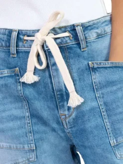Jean en coton bleu à coupe droite pourvu d'un cordon de serrage à la taille
