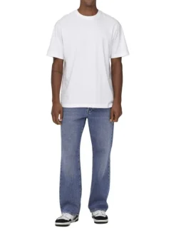 Jean en coton bleu délavé avec une coupe baggy et des passants à la taille