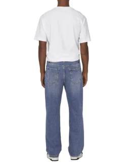 Jean en coton bleu délavé avec une coupe baggy et des passants à la taille
