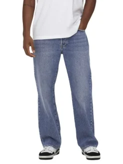 Jean en coton bleu délavé avec une coupe baggy et des passants à la taille