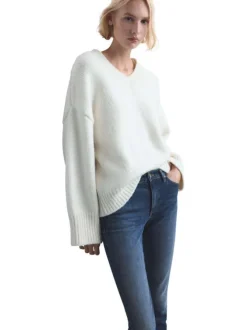 Jean en coton bleu indigo délavé avec une coupe slim et 5 poches