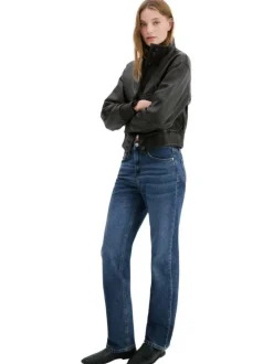 Jean en coton bleu indigo uni avec une coupe droite et 5 poches