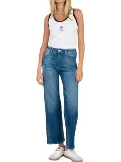 Jean en coton bleu légèrement délavé avec une coupe flare et une taille mi-haute