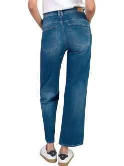 Jean en coton bleu légèrement délavé avec une coupe flare et une taille mi-haute