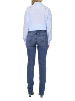 Jean en coton bleu légèrement délavé avec une coupe slim et une taille-haute