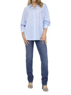 Jean en coton bleu légèrement délavé avec une coupe slim et une taille-haute